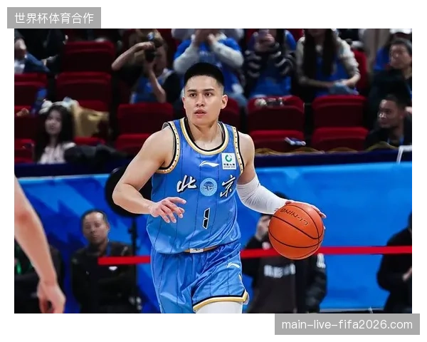 北京后卫陈盈骏凭借稳健的组织入选最佳一阵,成为球队后场的节拍器 北京后卫陈盈骏凭借稳健的组织入选最佳一阵,成为球队后场的节拍器